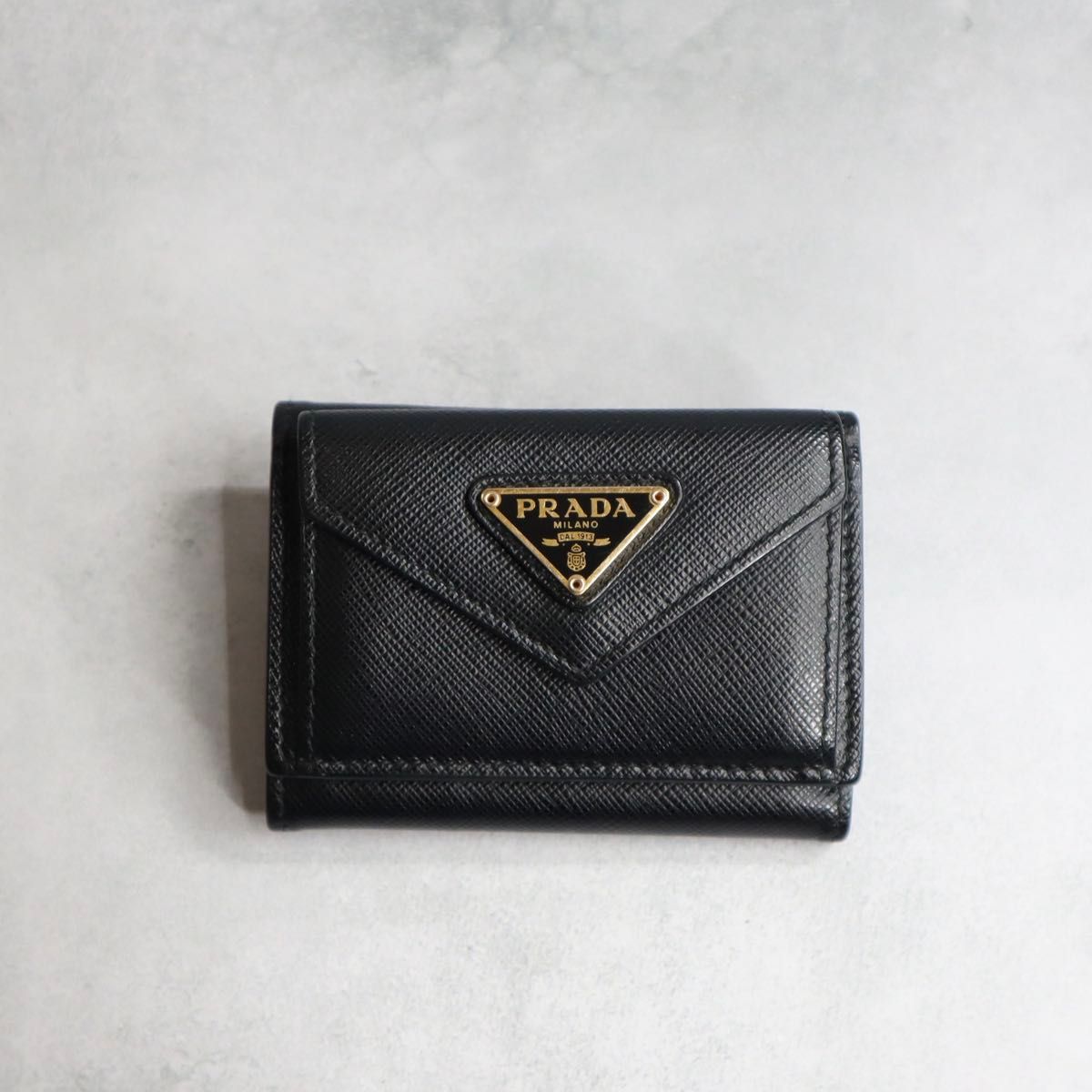 PRADA プラダ / サフィアーノトライアングルミニウォレット